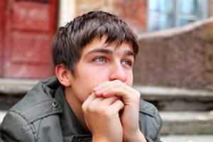 A young man thinks about going to an OxyContin addiction treatment center